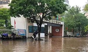 Nhiều trường dạy online, cho học sinh đến muộn vì mưa ngập Nhiều trường dạy online, cho học sinh đến muộn vì mưa ngập