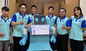 Sinh viên Bách khoa TP HCM chế tạo robot y tá